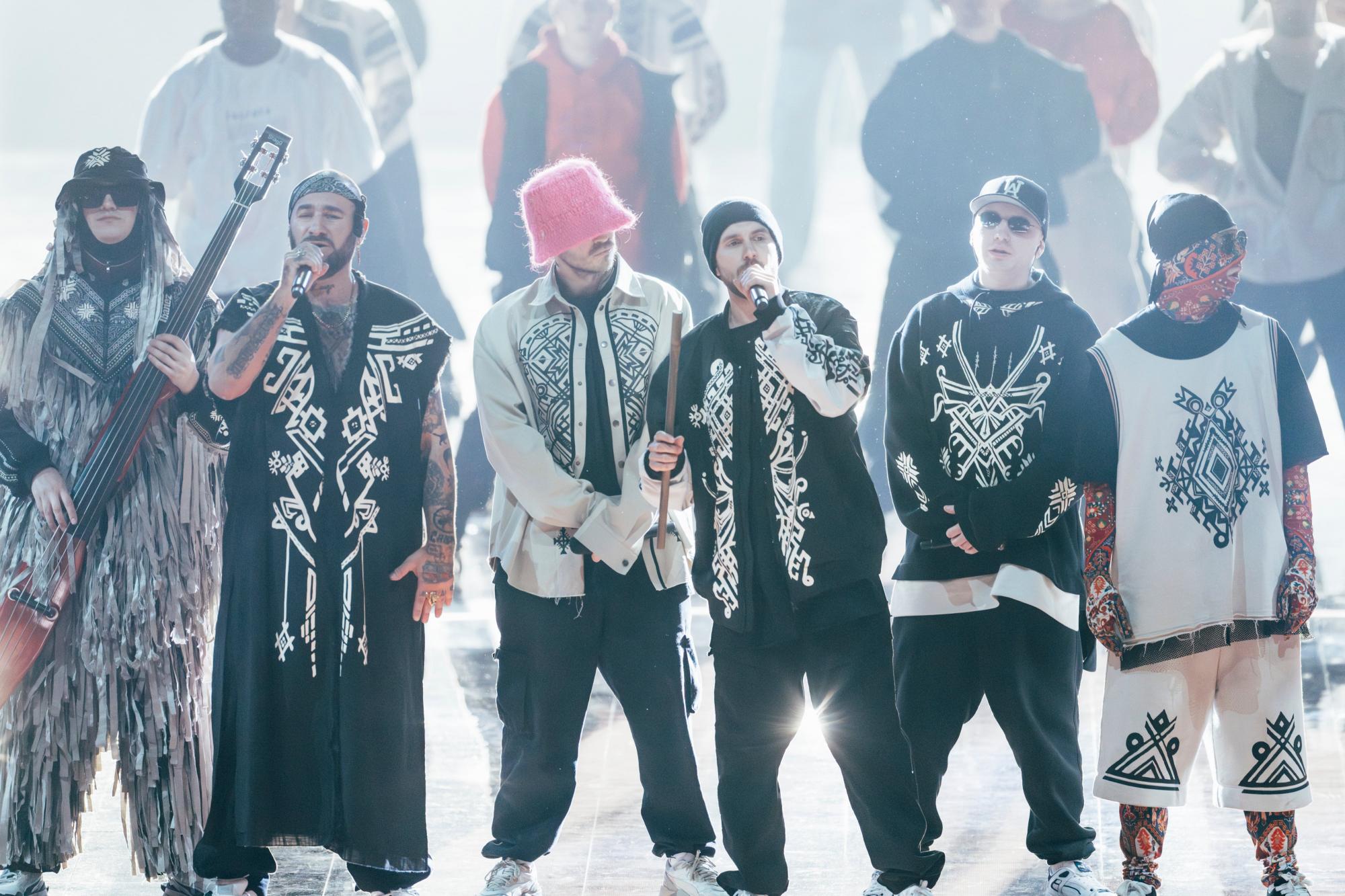 Світ досі обговорює вражаючі костюми Kalush Orchestra, у яких українці "порвали" сцену Євробачення 2023 (фото)